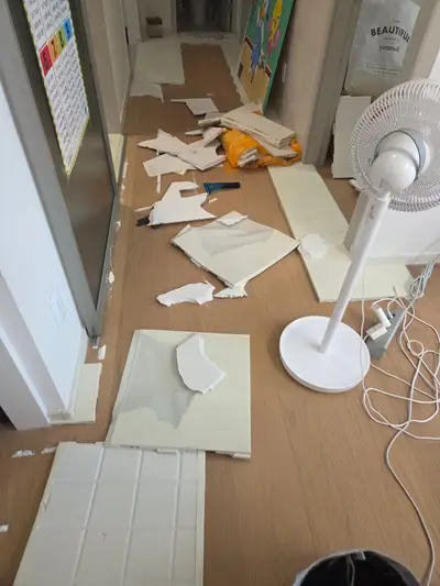 철거하며 잘라 낸 매트 조각