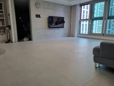 티비 앞까지 이어 깐 아파트 거실 층간소음매트